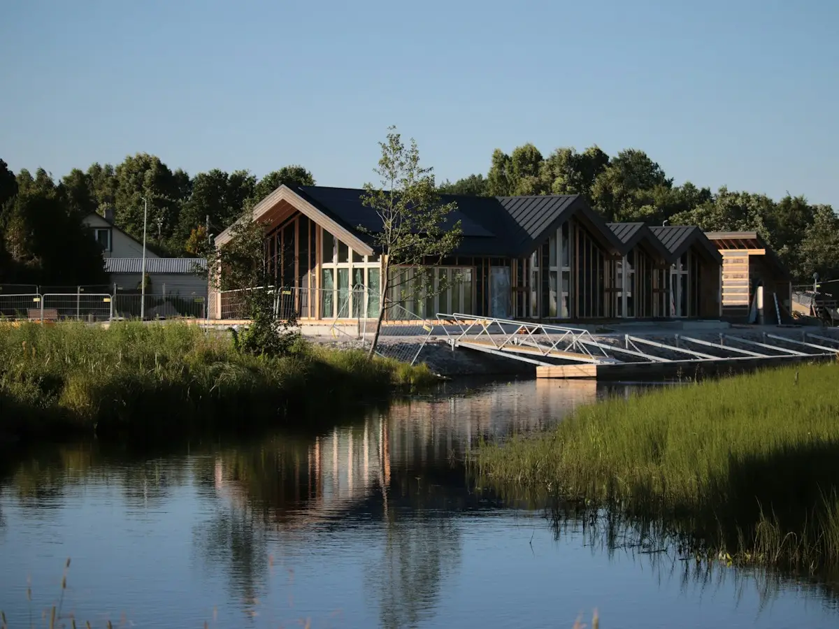 Casa moderna de madera junto al agua